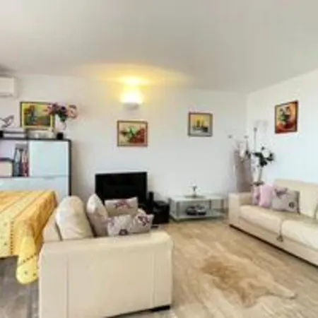 With Stunning Views And Total Comfort Lejlighed Cannes