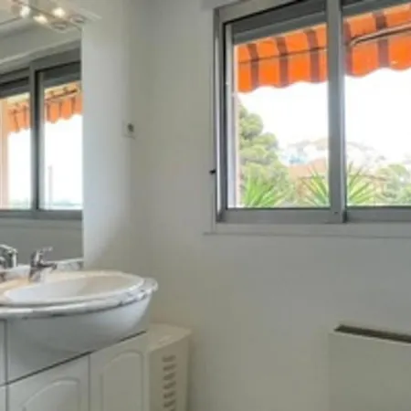 With Stunning Views And Total Comfort Lejlighed Cannes
