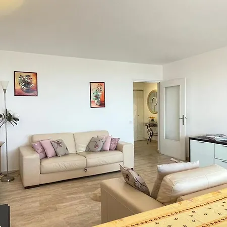 With Stunning Views And Total Comfort Lejlighed Cannes