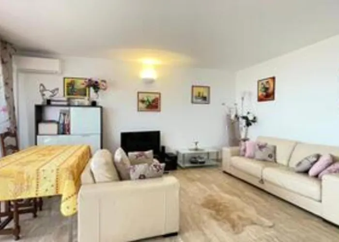 With Stunning Views And Total Comfort Apartman Cannes